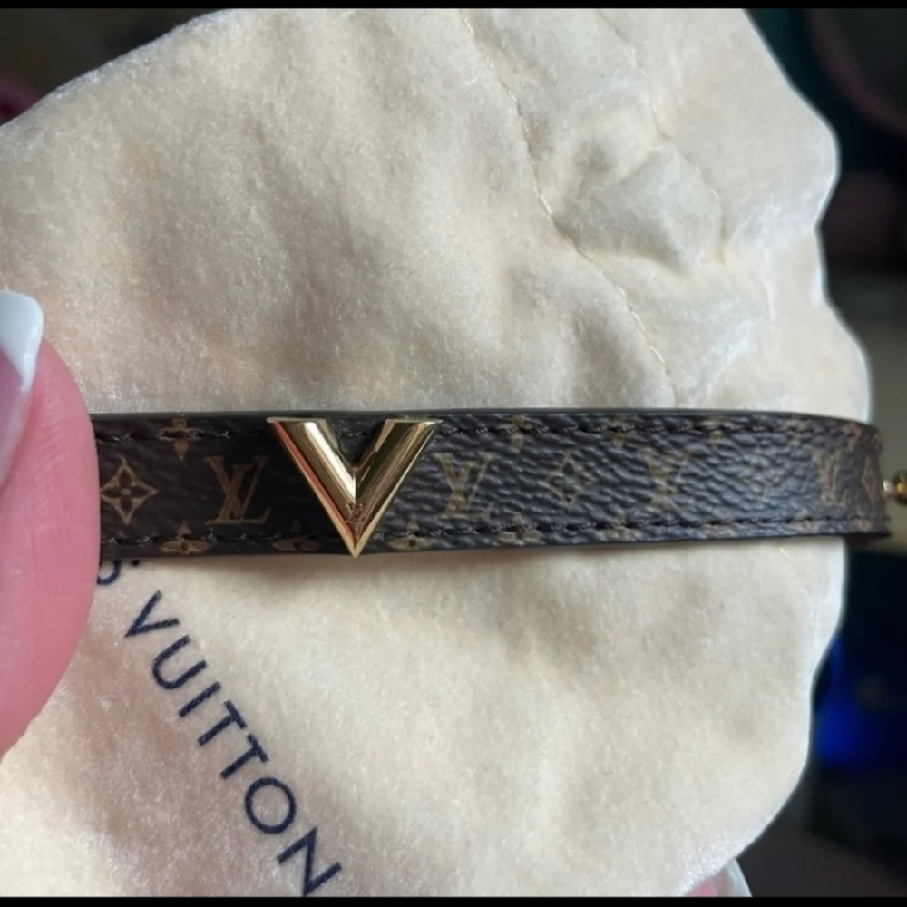 Sunning NWOT Luxury Louis Vuitton ✨️ Statement Bracelet 👌 - Picture 5 of 9